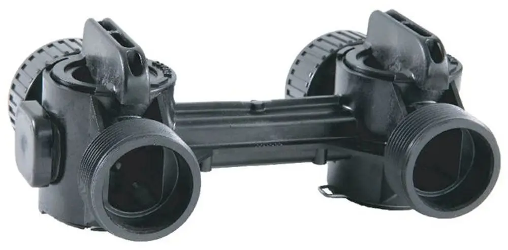 Zweimuffiger schwarzer Ventilblock mit zwei Anschlüssen, hergestellt von Syr, zur Verwendung in Umgehungsanlagen.